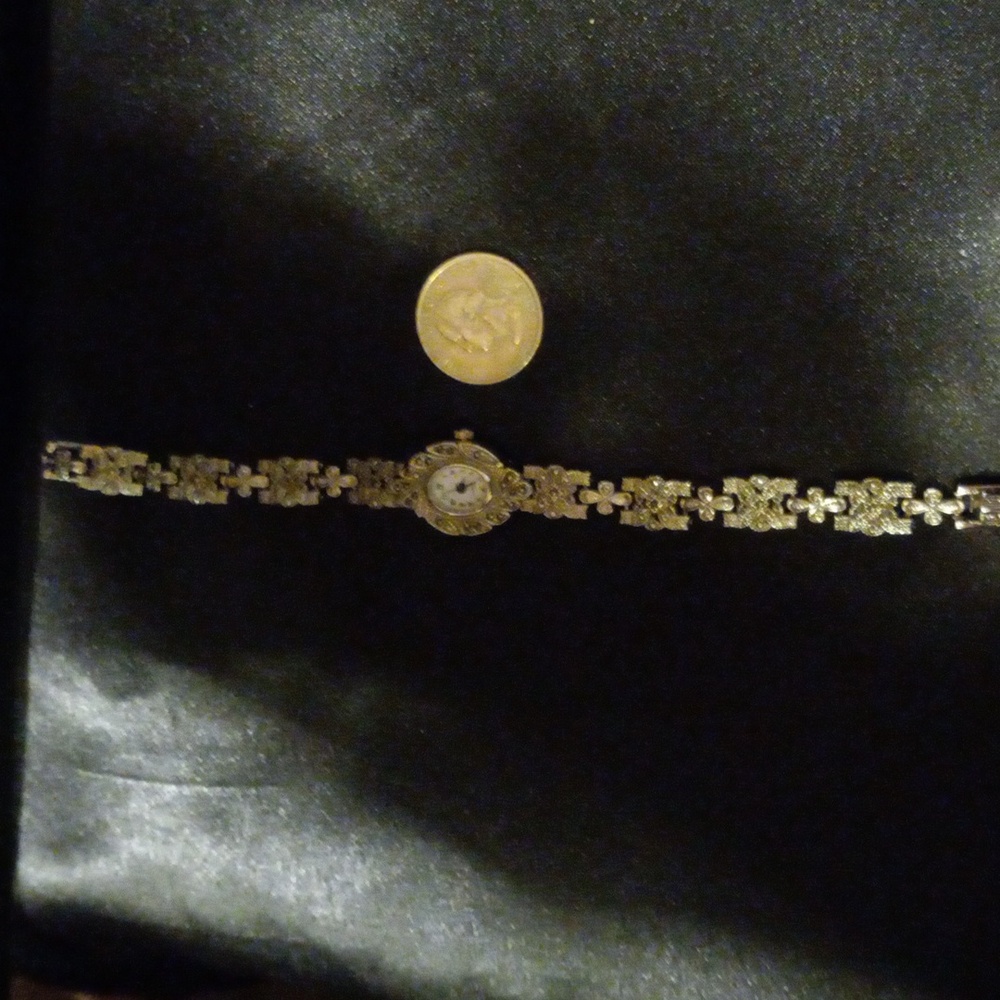 Really nice ladies watch. Quarts most. Crystal embedded through out.